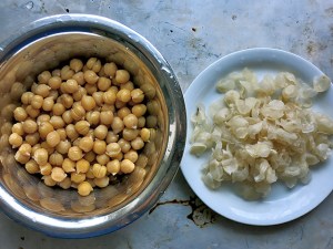 kichererbsen und Häutchen für hummus gepellt