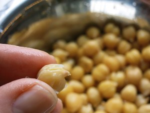Kichererbsen Häutchen entfernen