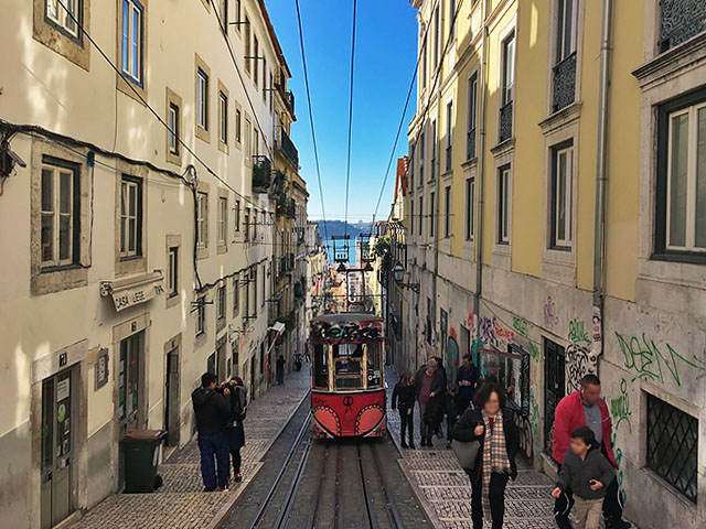 Lissabon Strassenbahn typisch