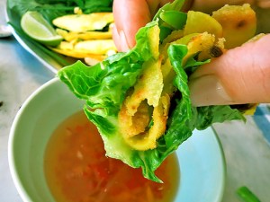 Banh xeo in Hand gefuellt