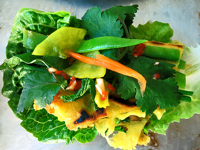 Vietnam Pfannkuchen in Salat