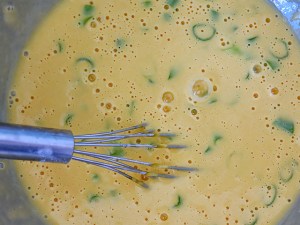 Banh xeo Teig mit Fruehlingszwiebeln