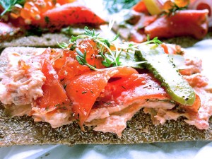 Wildlachsbrot belegt mit Lachscreme