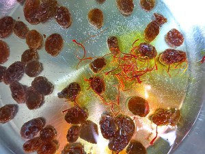 Rosinen und Safran in Weisswein