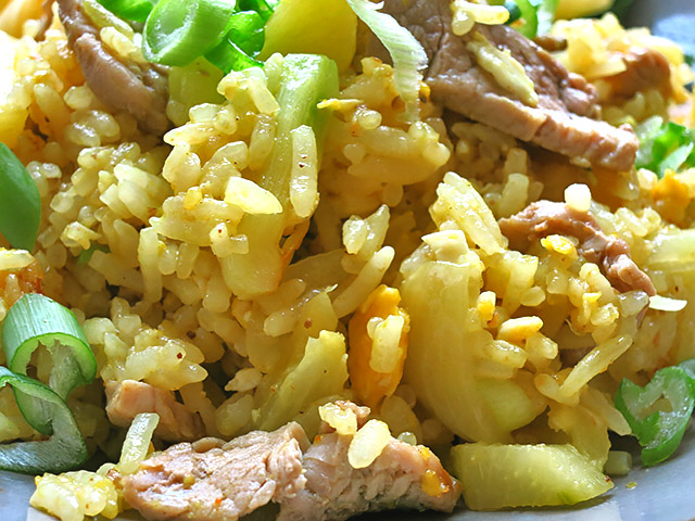 Körniger Curry Reis Ananas