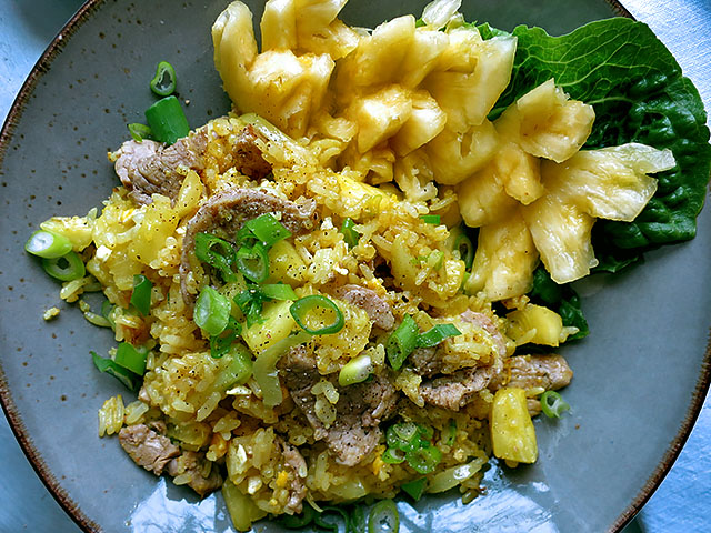 Curry Fried Rice Ananas serviert