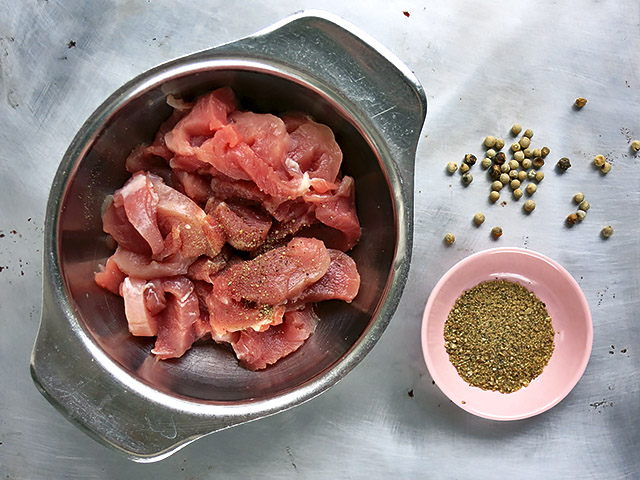 Schweinefilet und weißer Pfeffer