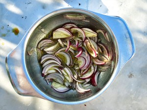 Zwiebel mit Dressing