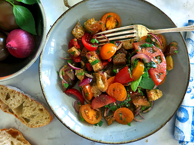 Panzanella Brotsalat angerichtet