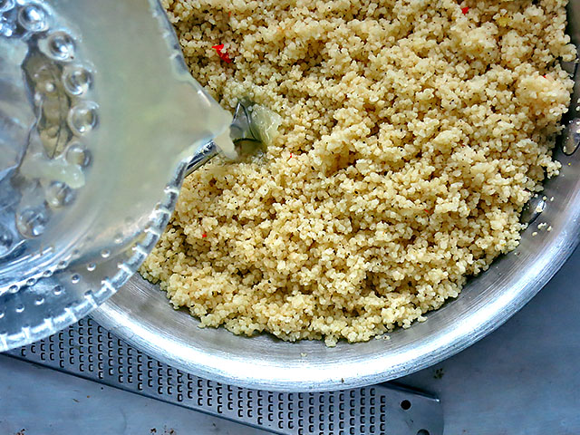 Couscous mit Zitronensaft wuerzen