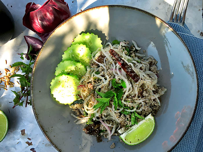 Laab Wonsen Thai Glasnudelsalat serviert