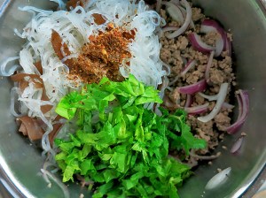 Larb Wonsen Zutaten im Topf