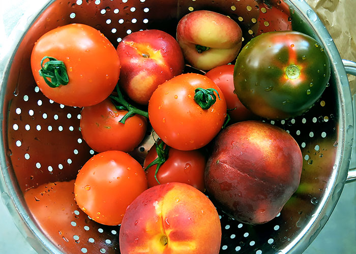 Tomate Nektarinen gewaschen Sieb