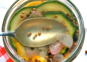 Zucchini im Glas Luft herauspressen