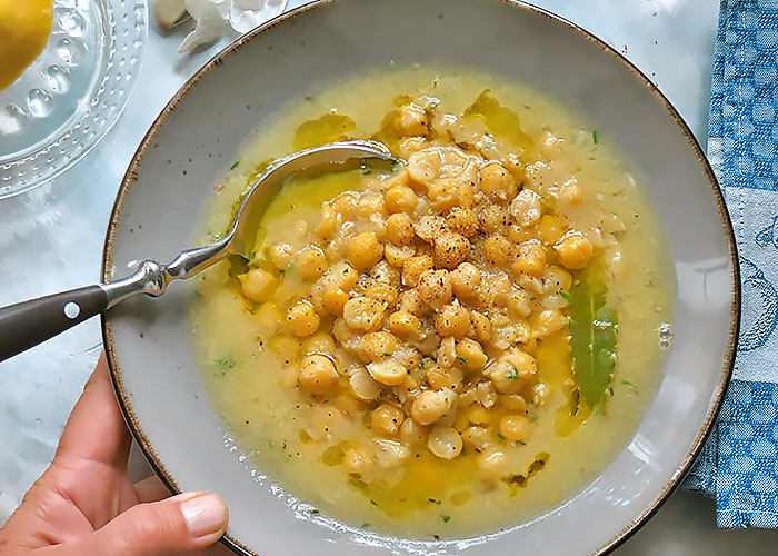 Servierfertig: Zitronige Kichererbsensuppe
