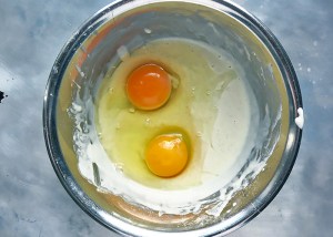 Eier ganz in den Kaiserschmarrn Teig