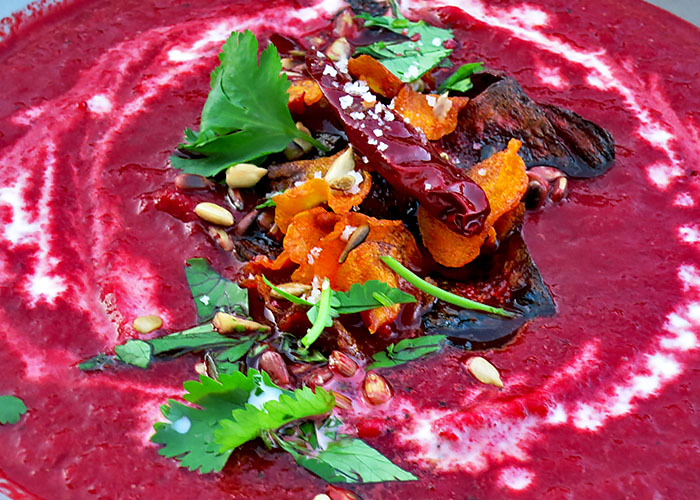 Gemüsechips in Rote Bete Suppe