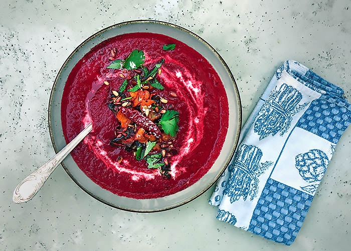 Rote Bete Suppe mit Kokosmilch, Rezept mit Ingwer und Gemüsechips ...