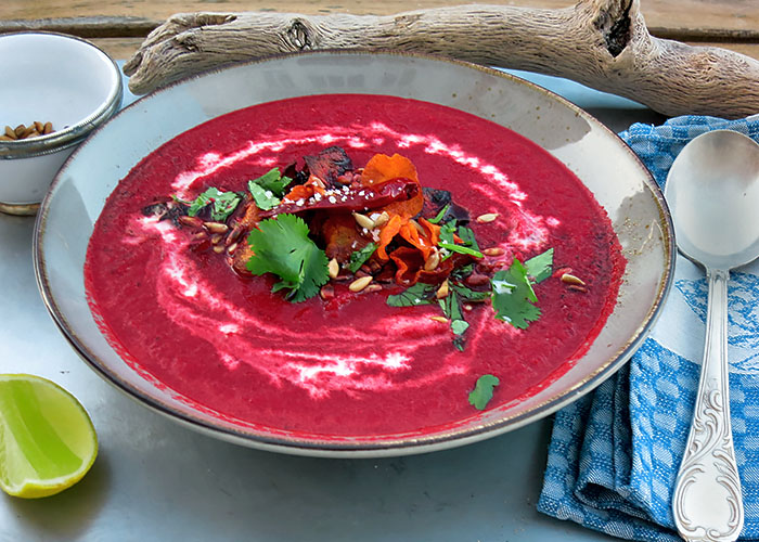 Rote Bete Suppe mit Kokosmilch, Rezept mit Ingwer und Gemüsechips ...