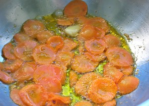 Möhrenchips in Öl fritieren