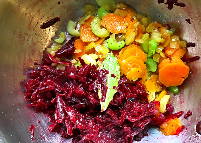 Gemüseeinlage für Borschtsch auffüllen