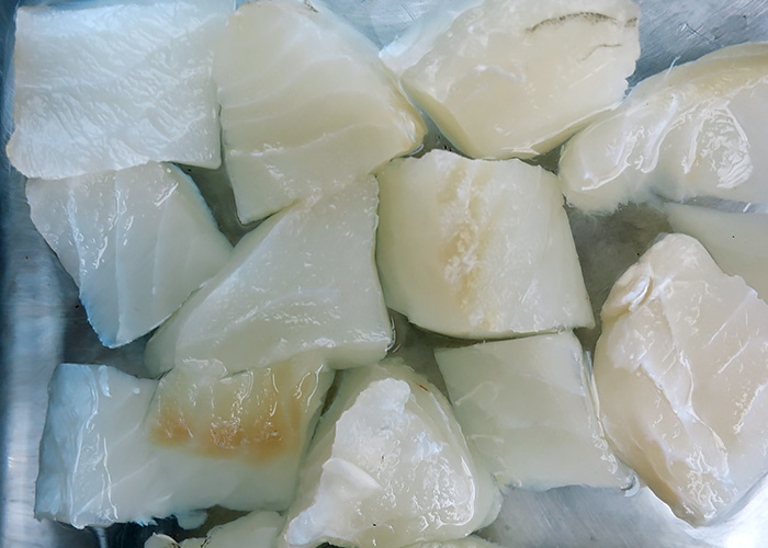 Fischwürfel in Salzlake briniert