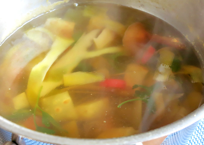Gemüsefond für Kürbissuppe selber machen