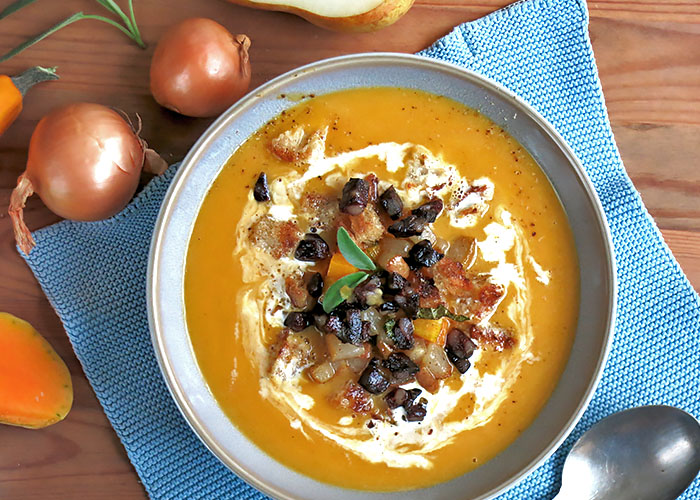 Teller Kuerbissuppe mit Einlage