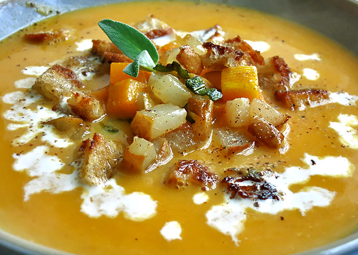 Butternut Kürbissuppe mit Birne und Croutons