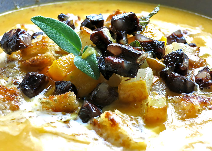 Butternut Kürbissuppe Birne Blutwurst Salbei seitlich