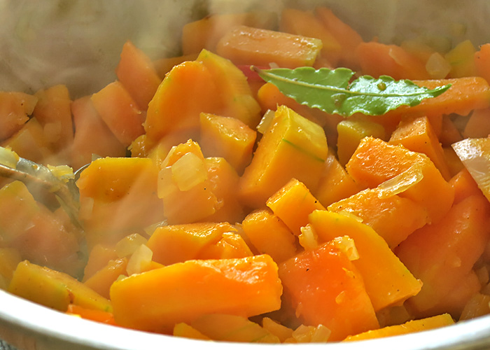 Kürbiswürfel geschmort mit Lorbeer