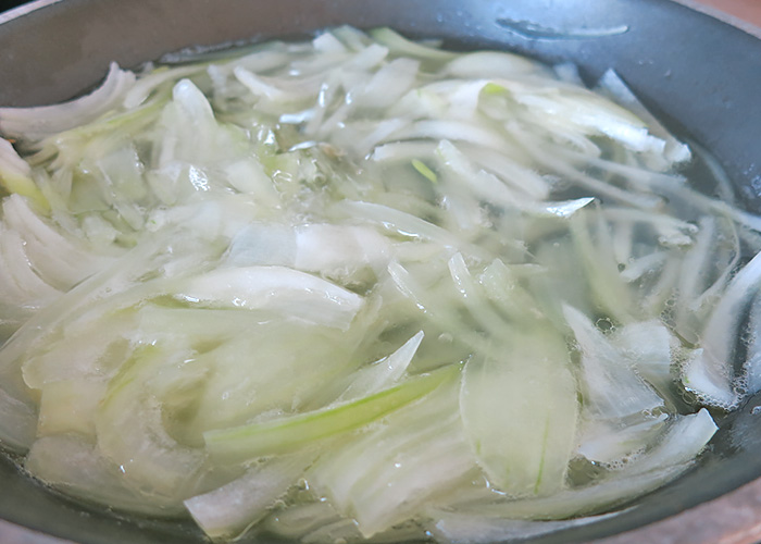 Zwiebeln schmoren fuer Zwiebelpaste