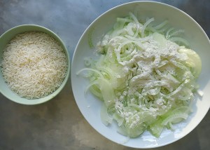 Zwiebeln bemehlt für Mujaddara