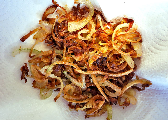 Frittierte Zwiebeln für Mujaddara