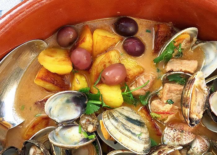 Portugiesische Venusmuscheln mit Schweinefleisch (Carne de Porco à ... Portugiesische Venusmuscheln mit Schweinefleisch (Carne de Porco à ...