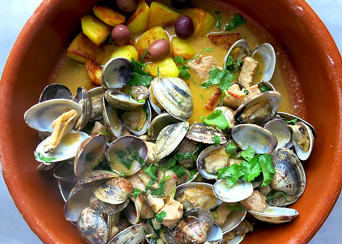 Portugiesische Muscheln und Schweinefleisch