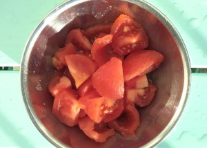 Tomaten überbrühen und geschält