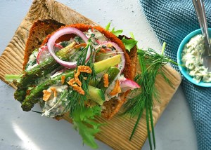 veganer Fischburger mit Frühlingsgemüse