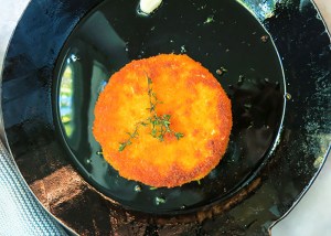 veganes Burger Pattie in Pfanne