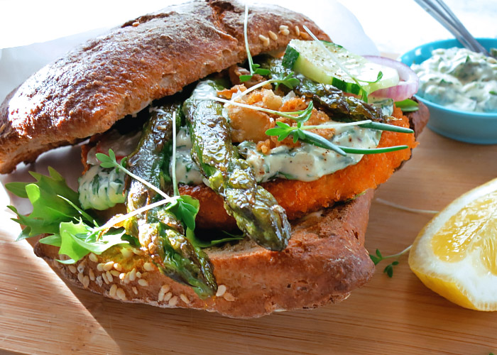 Fischburger mit Spargel angebraten