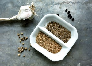 Zutaten Knoblauch Pfeffer weiss und schwarz