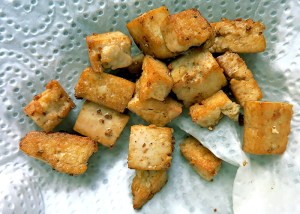 veganer Frittierter Tofu richtig entfettet