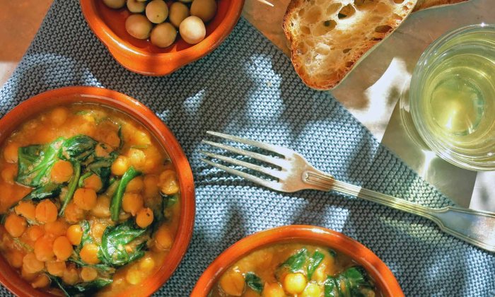 Die See kocht Kichererbsen mit Spinat Tapa