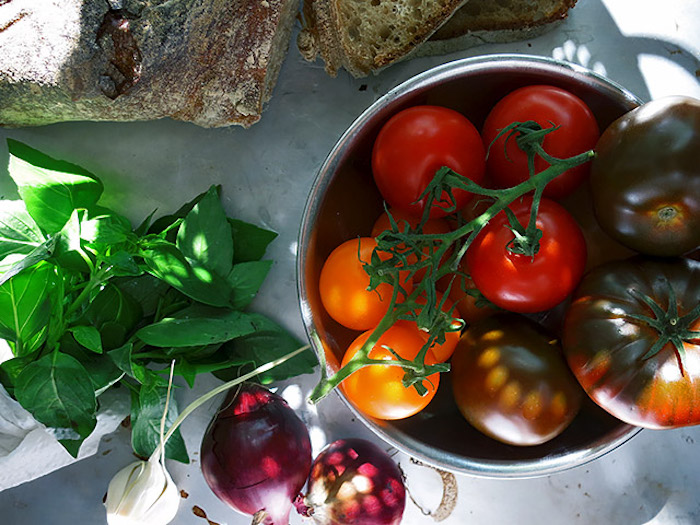 Tomaten an Bord. Einfache Bordküche