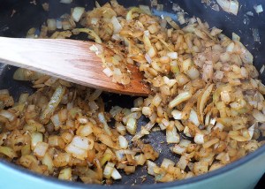 Chile Colorado Zwiebeln anrösten