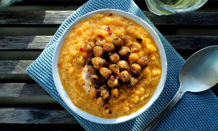 Die See kocht Sauerkrautsuppe mit Kichererbsen