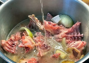 Wie koche ich Hühnerbrühe