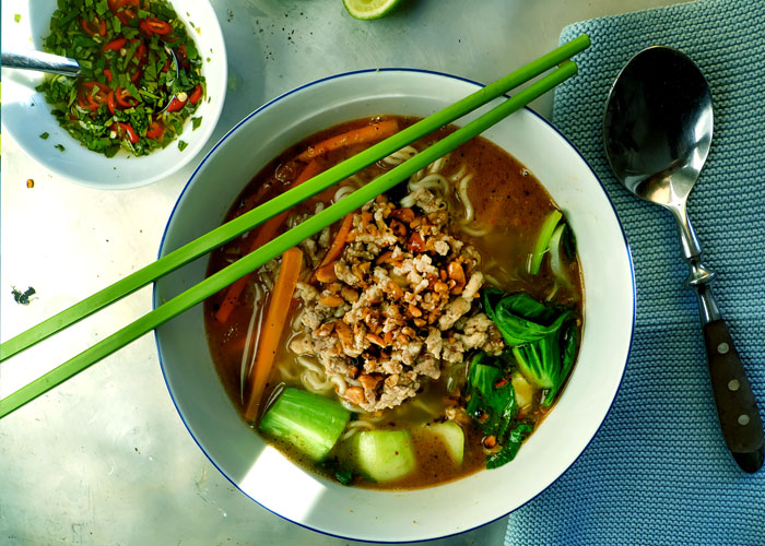 Die See kocht Tom Yum Nudel Suppe