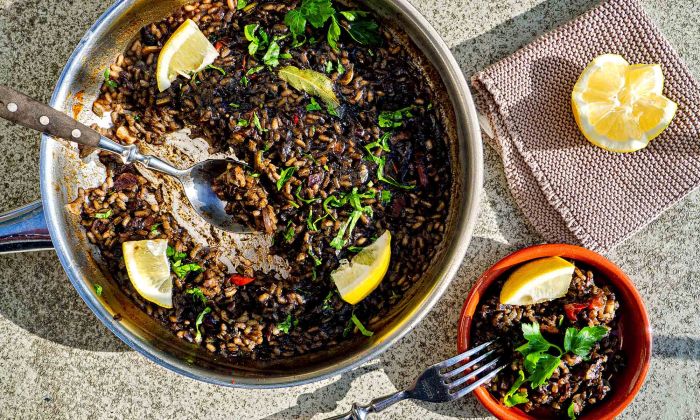 Die See kocht Arroz negro mit Tintenfisch in Tinte