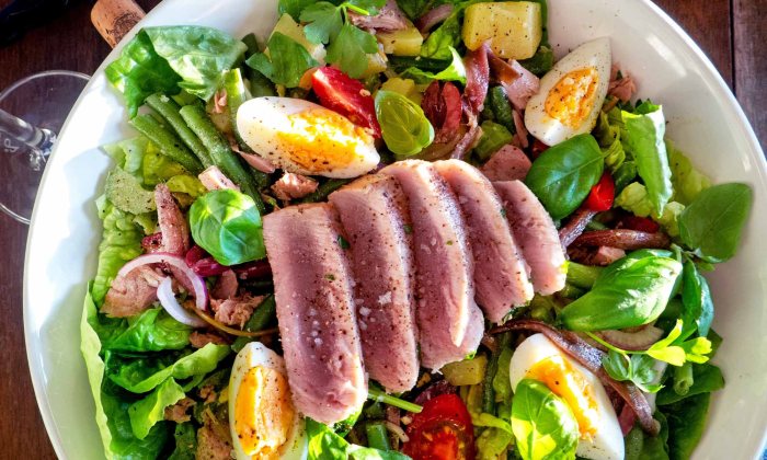 Die See kocht Salade Nicoise Original mit frischem Thunfisch